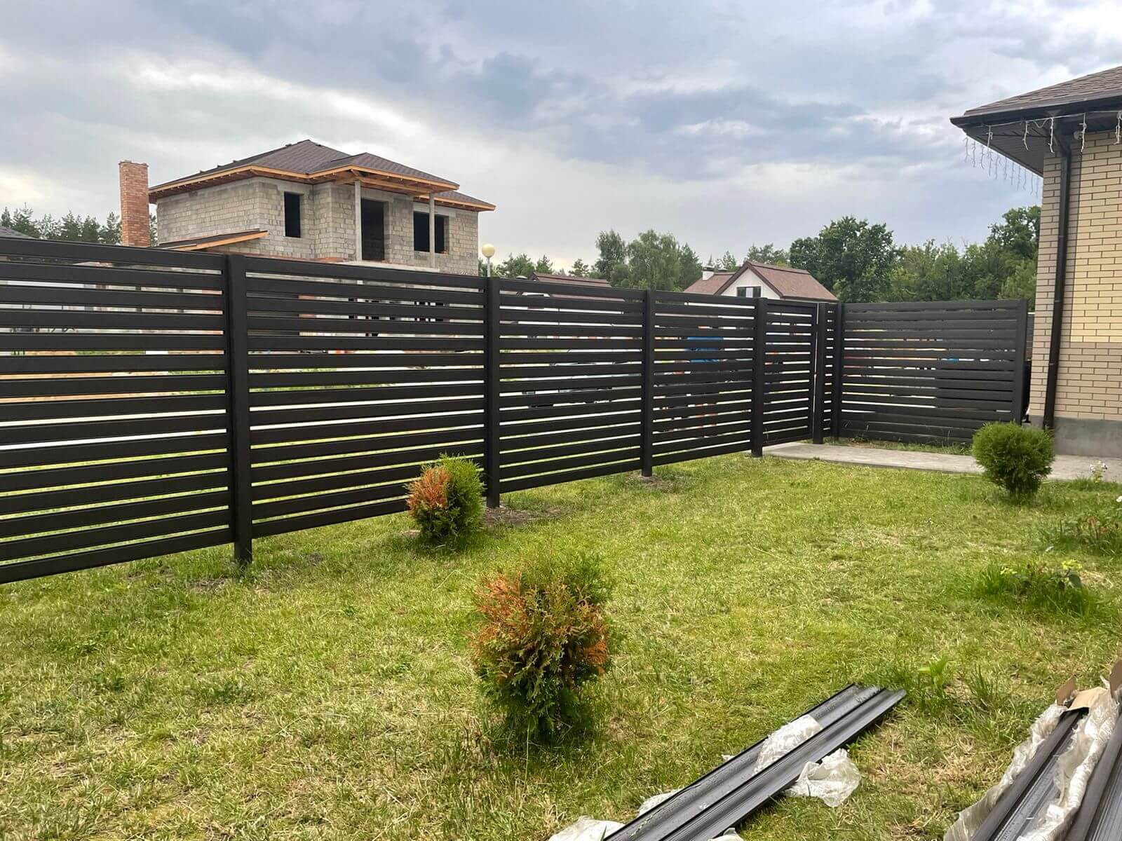 Забор из металлического планкена RAL8019 МАТТЕ фото2 в Липецке
