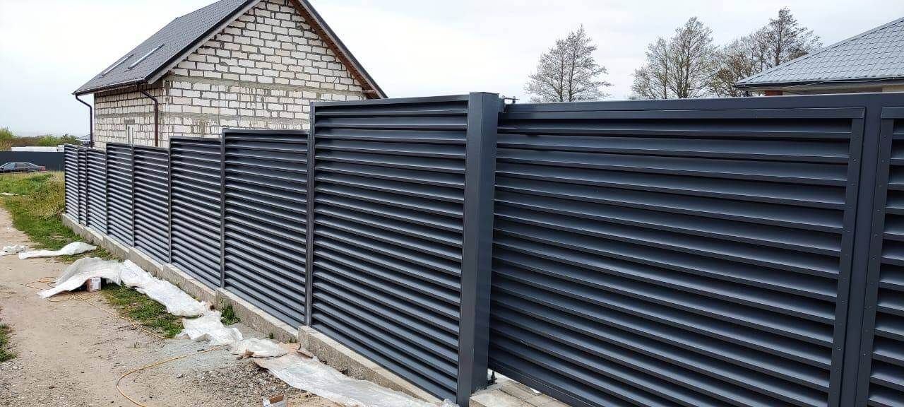 Забор-жалюзи из ламелей ЭКО-Z 24м RAL7024 Серый Графит в Липецке