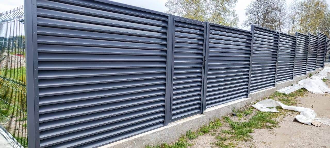 Забор-жалюзи из ламелей ЭКО-Z 24м RAL7024 Серый Графит фото 2 в Липецке