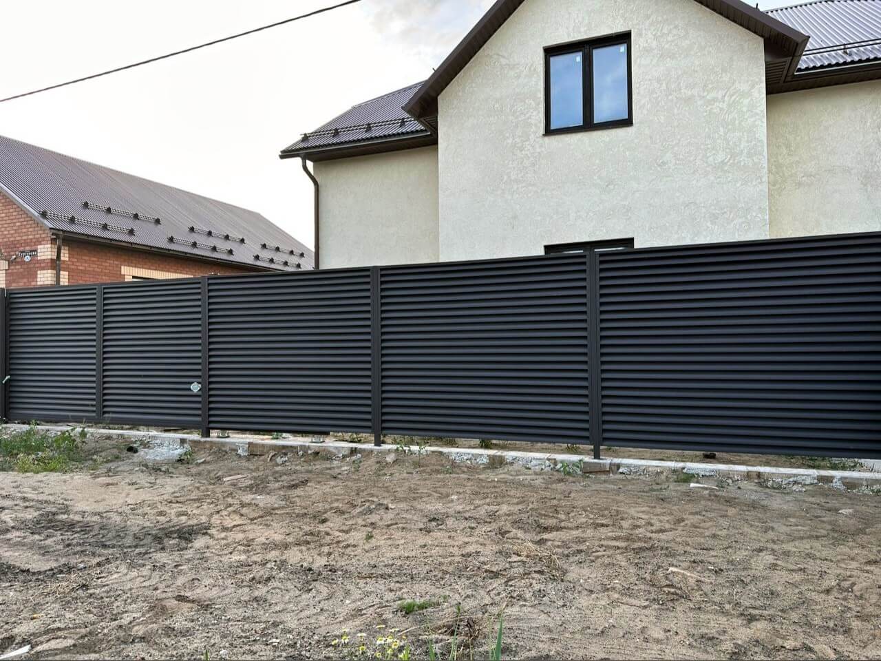 Забор с ламелями еврожалюзи 18м RAL8019/8019 Темный Шоколад МАТТЕ двусторонний фото 1 в Липецке