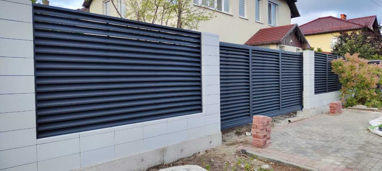 Забор-жалюзи из ламелей ЭКО-Z 17м RAL7024 Серый Графит фото 2 в Липецке