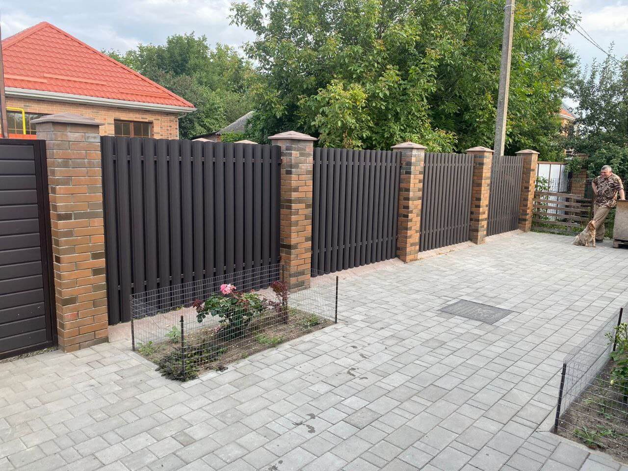 Забор из штакетника полукруглого 22м RAL8019 Темный Шоколад МАТТЕ фото 3 в Липецке