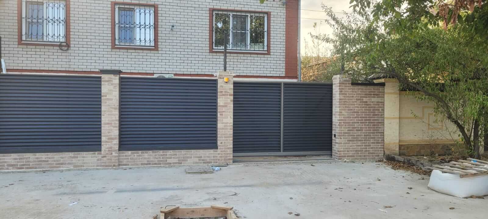 Забор-жалюзи с ламелями ЭКО-Z US усиленные 20м RAL7024/7024 Серый Графит двусторонний МАТТЕ фото 2 в Липецке