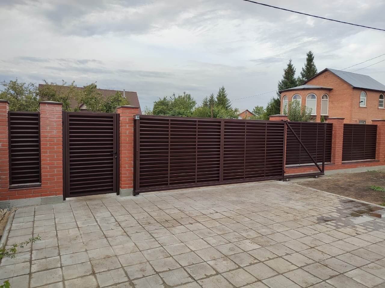Забор из ламелей Еврожалюзи 28м RAL8017/8017 Шоколад двусторонний в Липецке
