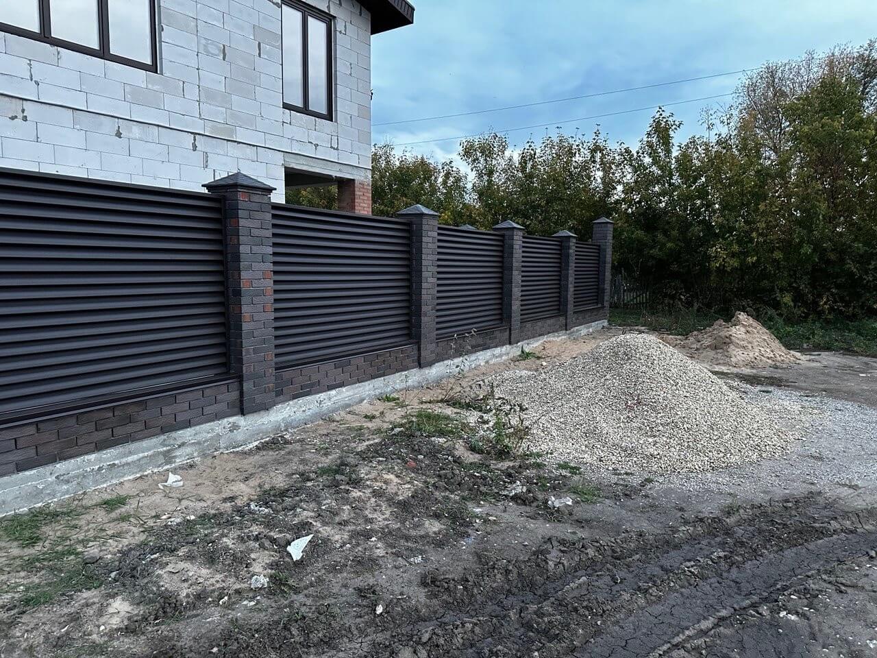 Забор из ламелей Еврожалюзи 38м RAL8019/8019 Темный Шоколад двусторонний MATTE фото 4 в Липецке