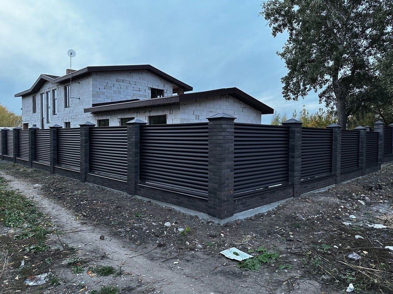 Забор из ламелей Еврожалюзи 38м RAL8019/8019 Темный Шоколад двусторонний MATTE фото 2 в Липецке