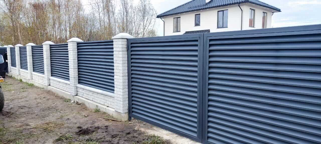 Забор-жалюзи из ламелей ЭКО-Z 32м RAL7024 Серый Графит МАТТЕ фото 5 в Липецке