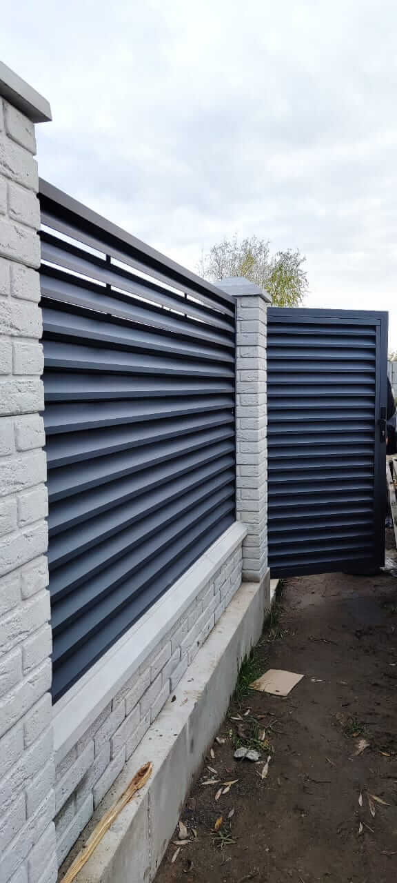 Забор-жалюзи из ламелей ЭКО-Z 32м RAL7024 Серый Графит МАТТЕ фото 4 в Липецке