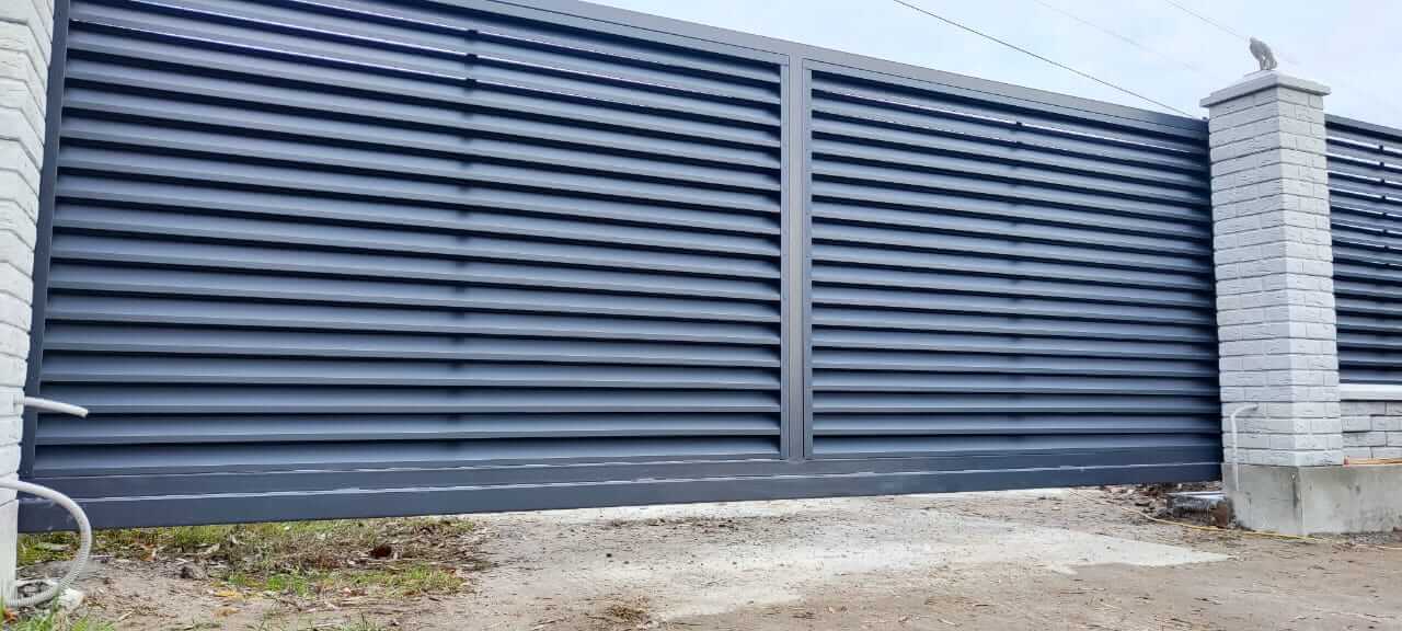 Забор-жалюзи из ламелей ЭКО-Z 32м RAL7024 Серый Графит МАТТЕ фото 3 в Липецке
