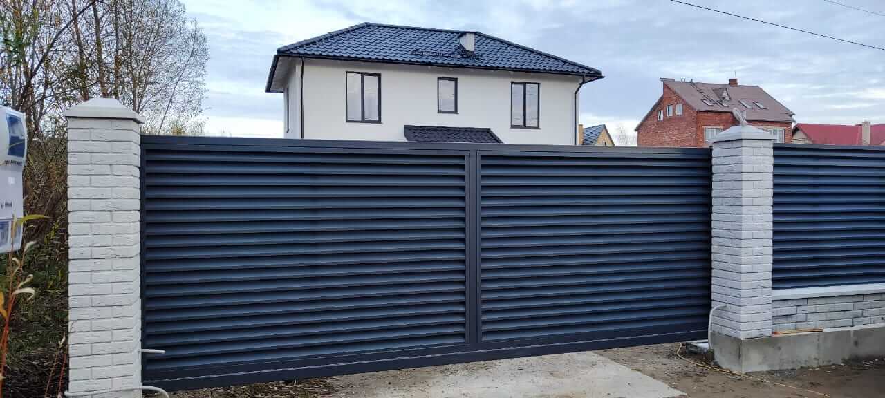 Забор-жалюзи из ламелей ЭКО-Z 32м RAL7024 Серый Графит МАТТЕ фото 2 в Липецке
