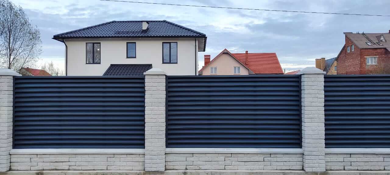 Забор-жалюзи из ламелей ЭКО-Z 32м RAL7024 Серый Графит МАТТЕ в Липецке