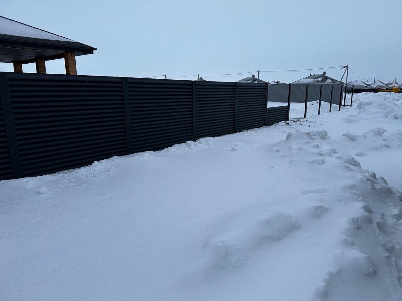 Забор-жалюзи из ламелей еврожалюзи 57м RAL7024 Серый Графит МАТТЕ фото 6 в Липецке