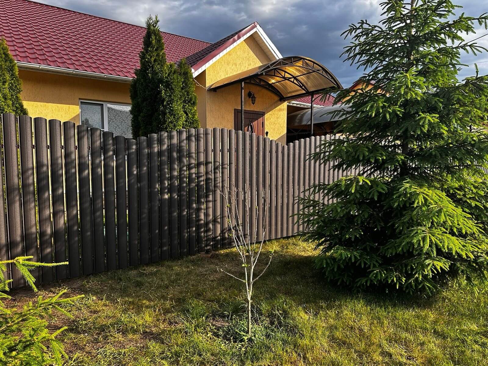 Забор из евроштакетника 37м RAL8019 Темный Шоколад МАТТЕ фото 4 в Липецке