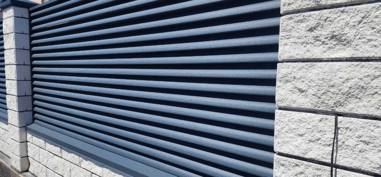 Забор из ламелей Еврожалюзи 32м RAL7024/7024 Серый Графит двусторонний МАТТЕ фото 1 в Липецке