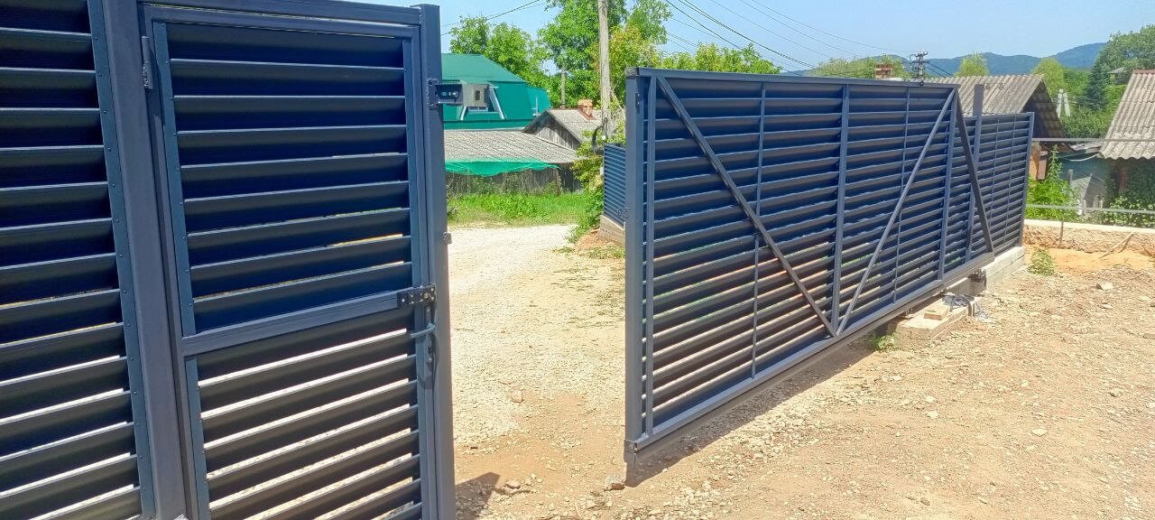 Забор-жалюзи из ламелей Еврожалюзи 53м RAL7024 Серый Графит МАТТЕ фото 16 в Липецке
