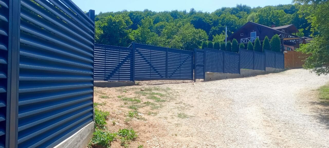 Забор-жалюзи из ламелей Еврожалюзи 53м RAL7024 Серый Графит МАТТЕ фото 8 в Липецке