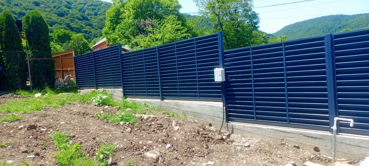 Забор-жалюзи из ламелей Еврожалюзи 53м RAL7024 Серый Графит МАТТЕ фото 3 в Липецке