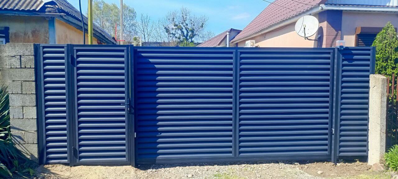 Забор-жалюзи из ламелей Еврожалюзи 53м RAL7024 Серый Графит МАТТЕ фото 1 в Липецке