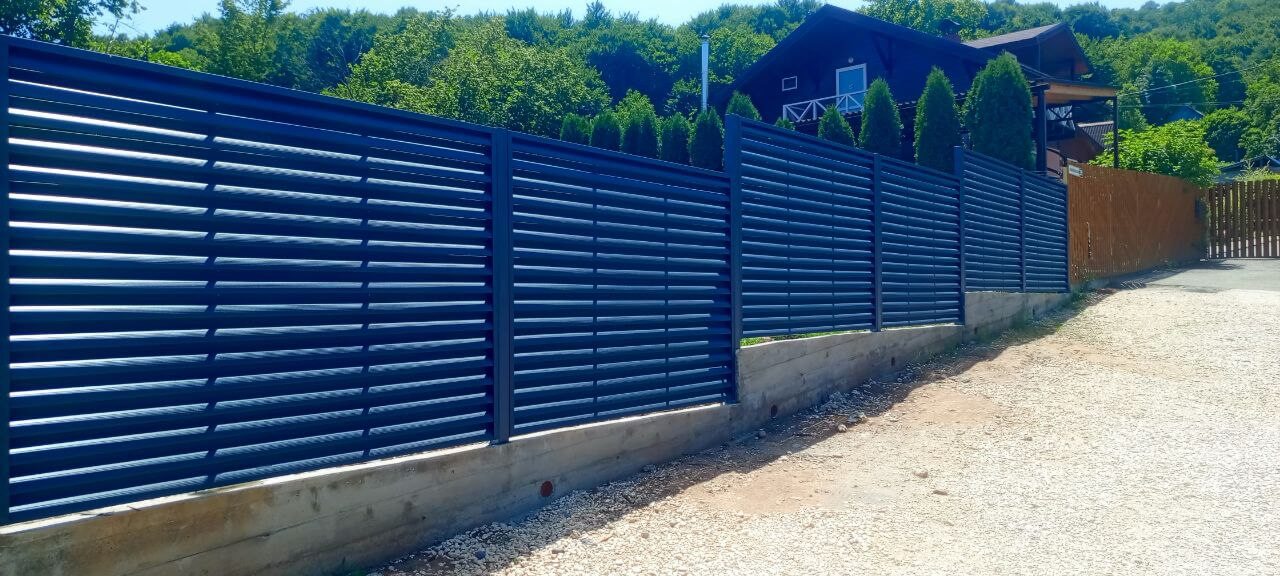 Забор-жалюзи из ламелей Еврожалюзи 53м RAL7024 Серый Графит МАТТЕ фото 12 в Липецке