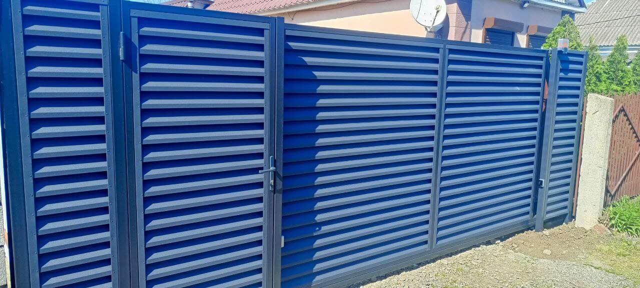 Забор-жалюзи из ламелей Еврожалюзи 53м RAL7024 Серый Графит МАТТЕ фото 10 в Липецке