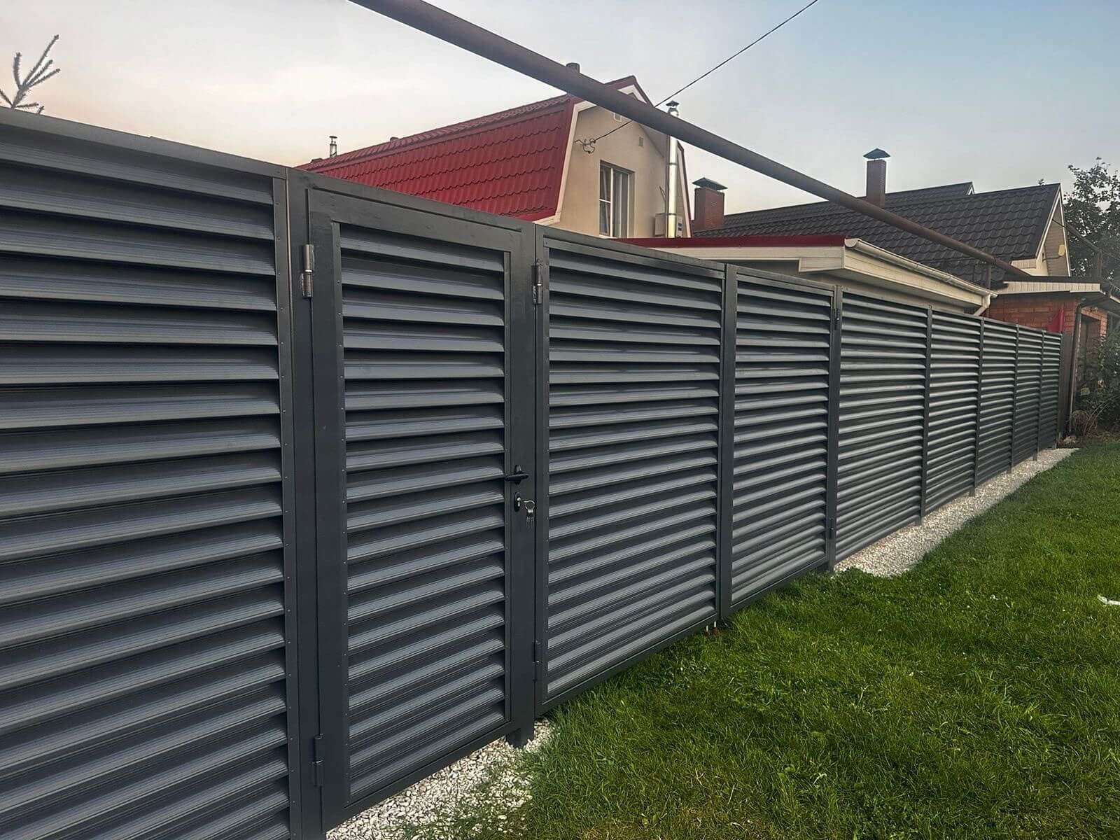 Забор из ламелей Еврожалюзи 26м RAL7024/7024 Серый Графит двусторонний фото 1 в Липецке