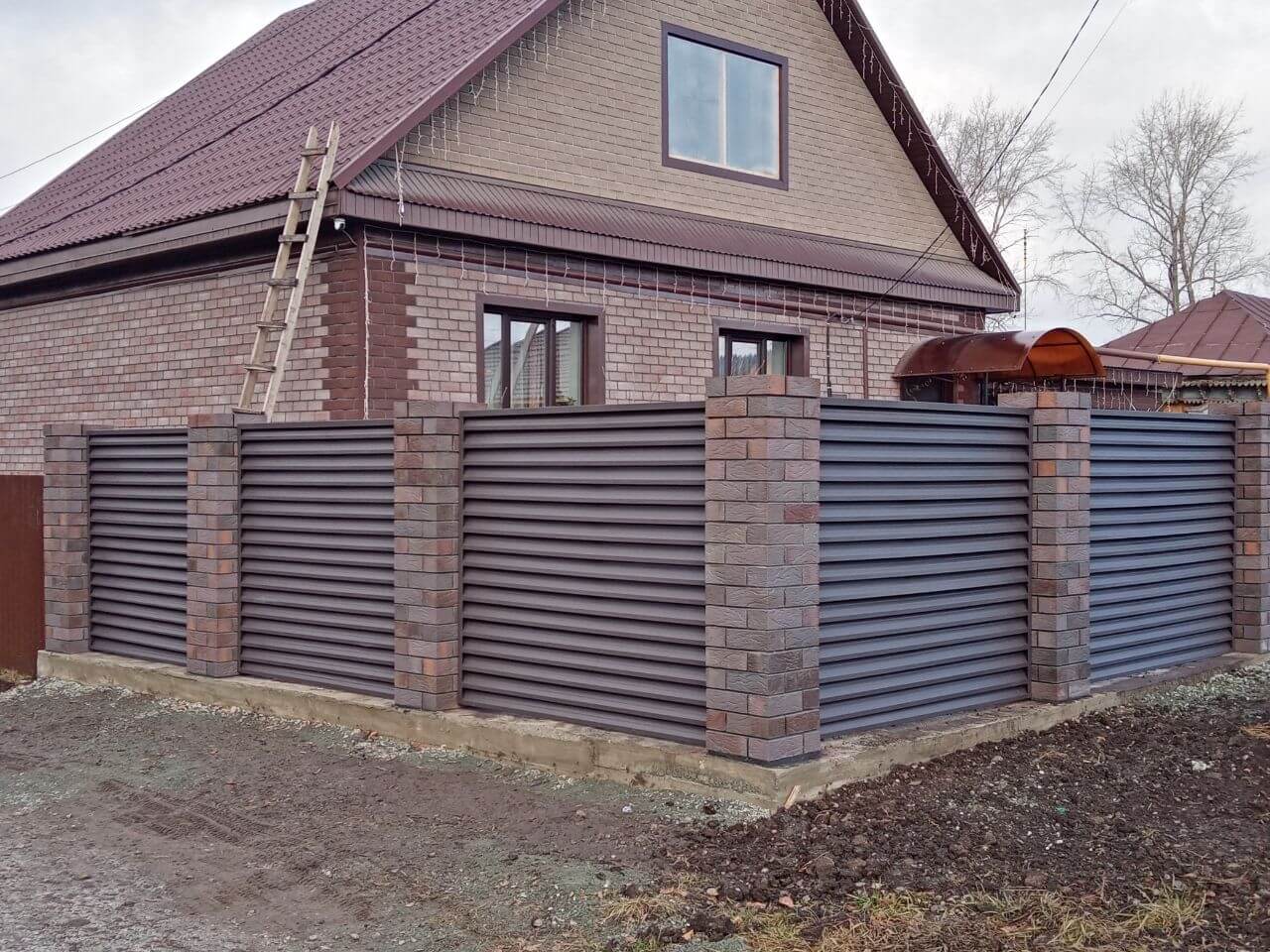 Забор-жалюзи из ламелей ЭКО-Z-US (усиленные) 30м RAL8019/8019 Темный Шоколад двусторонний МАТТЕ фото 3 в Липецке