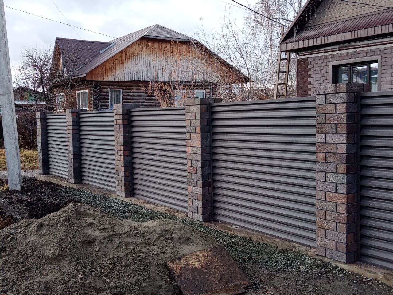 Забор-жалюзи из ламелей ЭКО-Z-US (усиленные) 30м RAL8019/8019 Темный Шоколад двусторонний МАТТЕ в Липецке