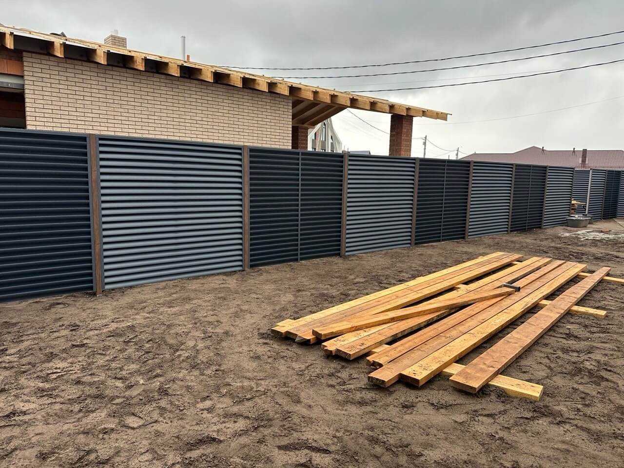 Забор из ламелей еврожалюзи 160м RAL7024/7024 Серый Графит двусторонний МАТТЕ фото 6 в Липецке