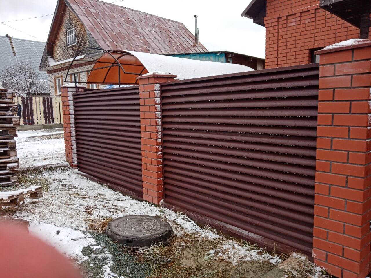 Забор из ламелей еврожалюзи 12м RAL8017/8017 Шоколад двусторонний МАТТЕ фото 3 в Липецке