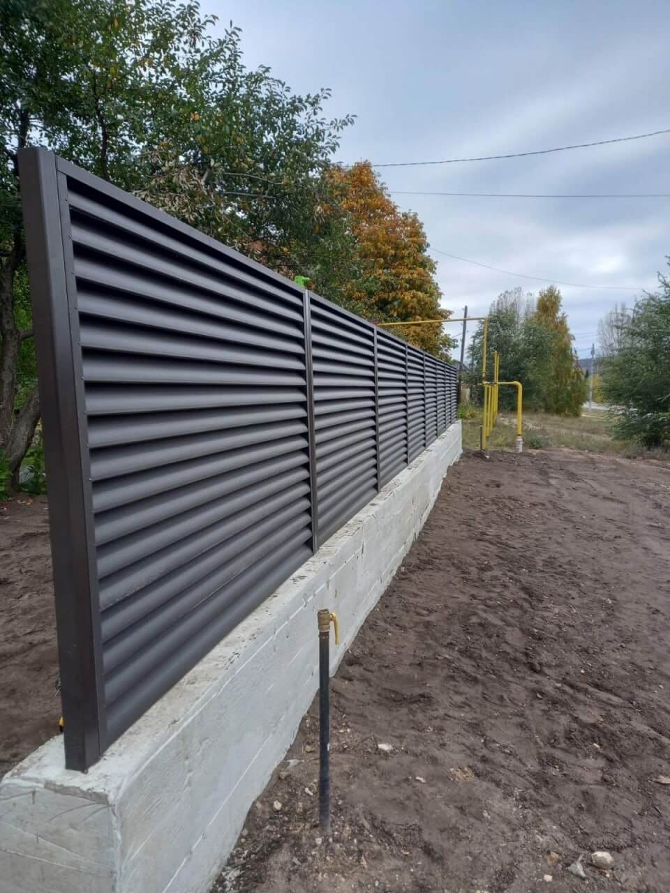 Забор из ламелей еврожалюзи 34м RAL8019/8019 Темный Шоколад двусторонний МАТТЕ фото 3 в Липецке