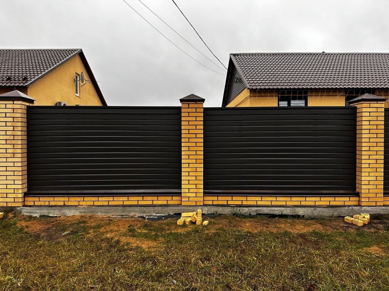 Забор из ламелей Хай-Тек 32м RAL8019/8019 Темный Шоколад двусторонний МАТТЕ фото 1 в Липецке