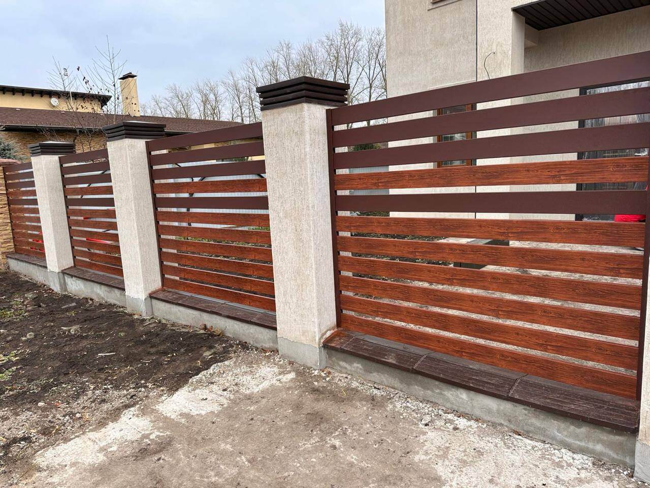 Забор-ранчо из металлопланкена 10м RAL8017 Шоколад МАТТЕ + Темное Дерево (Printech) в Липецке