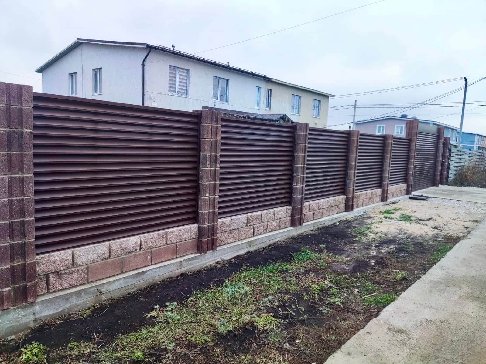 Забор-жалюзи из ламелей ЭКО-Z 13м RAL8019/8019 Темный Шоколад двусторонний МАТТЕ фото 1 в Липецке