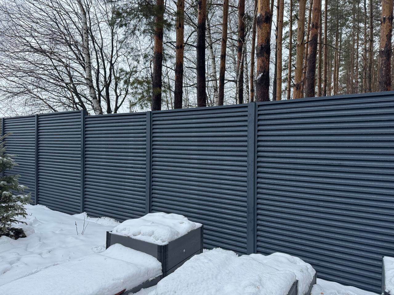 Забор-жалюзи из ламелей ЭКО-Z-US 54м RAL7024/7024 Серый Графит двусторонний МАТТЕ фото 3 в Липецке