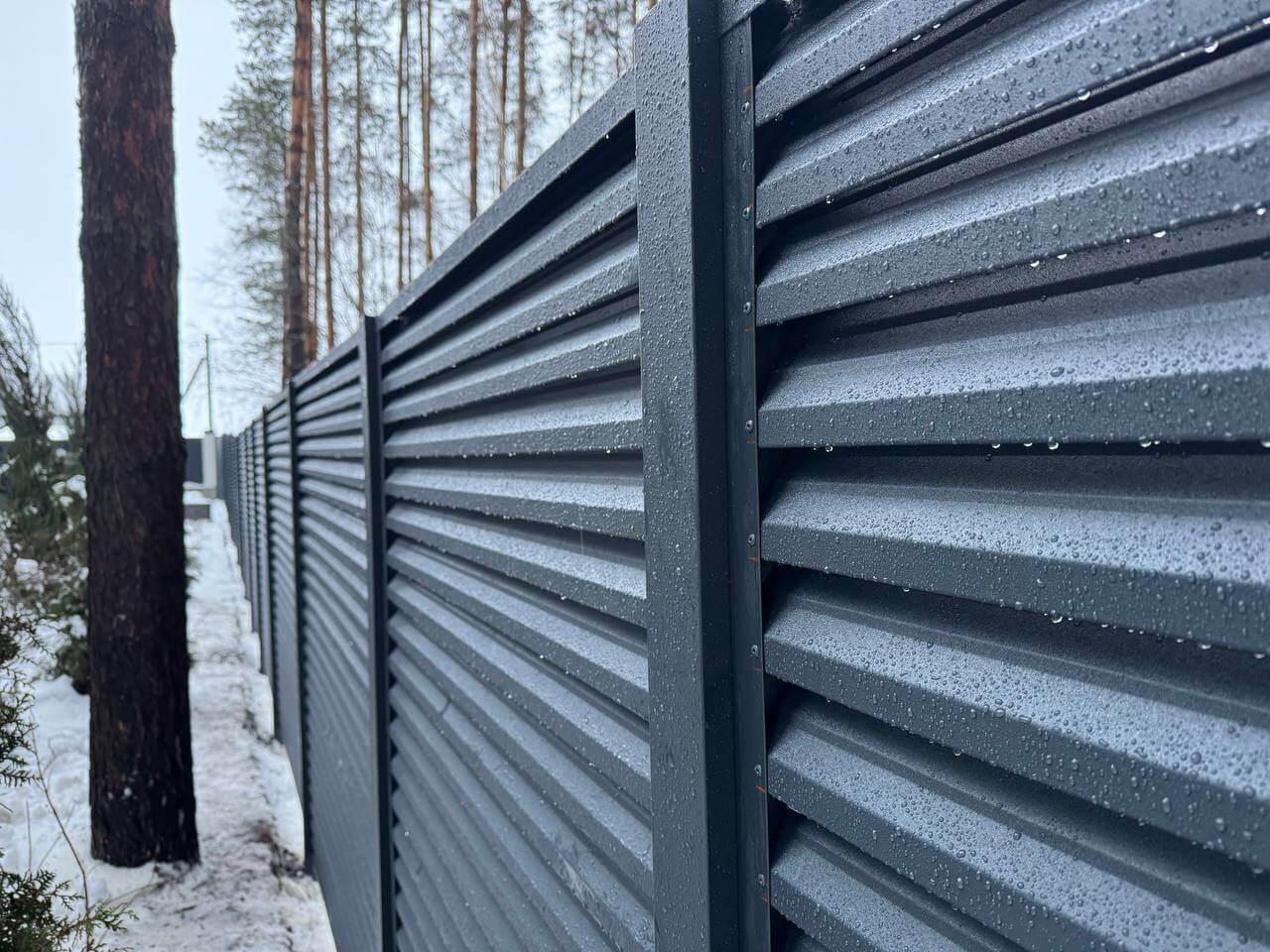 Забор-жалюзи из ламелей ЭКО-Z-US 54м RAL7024/7024 Серый Графит двусторонний МАТТЕ фото 1 в Липецке