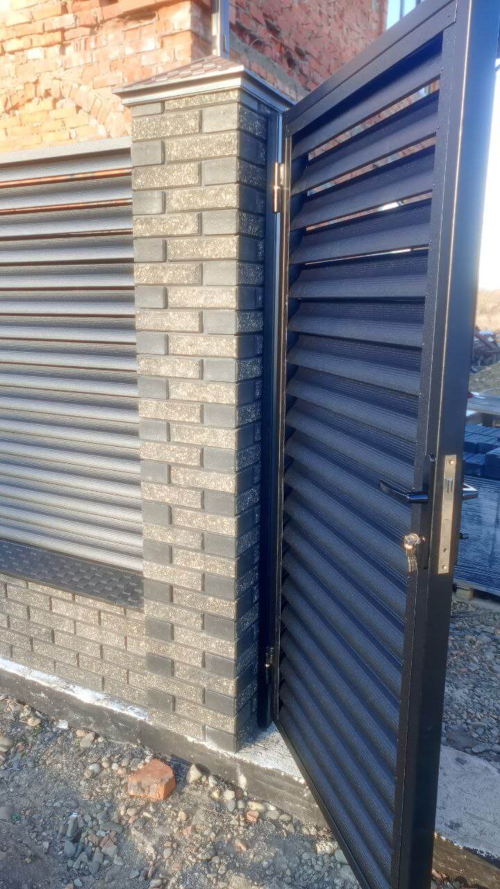 Забор-жалюзи из ламелей Еврожалюзи 24м RAL9005 Черный МАТТЕ фото 6 в Липецке