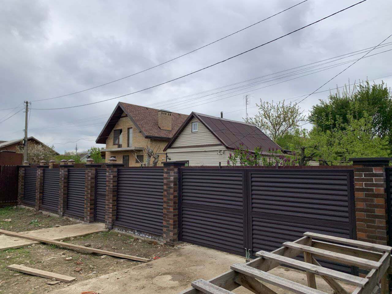 Забор-жалюзи из ламелей Реснички 24м RAL8019/8019 Темный Шоколад двусторонний МАТТЕ фото 2 в Липецке