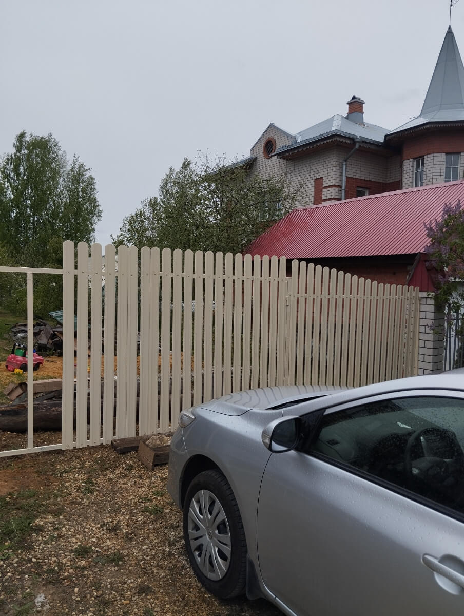 Забор из евроштакетника 9м RAL1015/1015 Слоновая Кость двусторонний фото 1 в Липецке