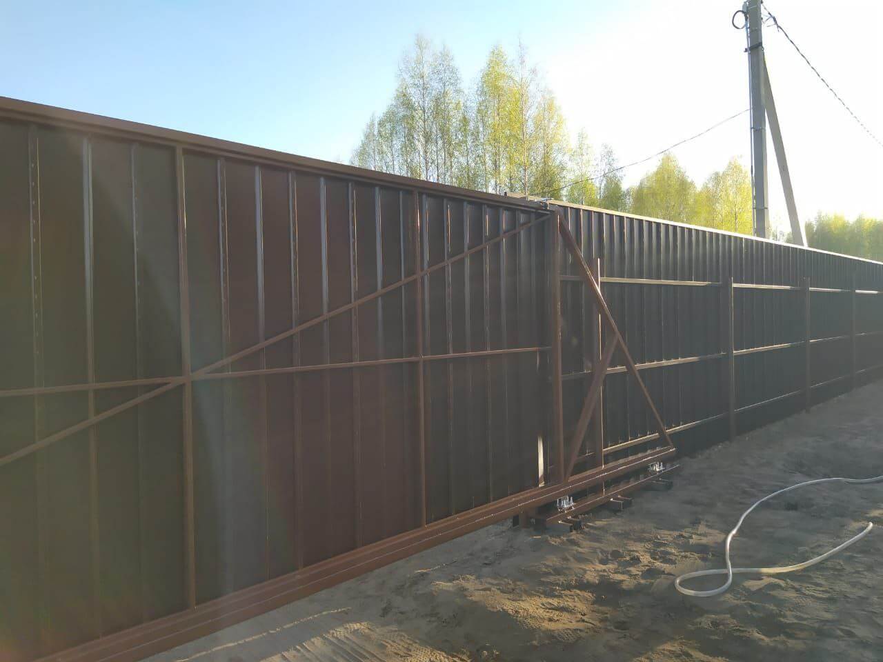 Забор из металлосайдинга ЕВРО-БРУС 25м Темный Каштан 3D Принтек фото 4 в Липецке