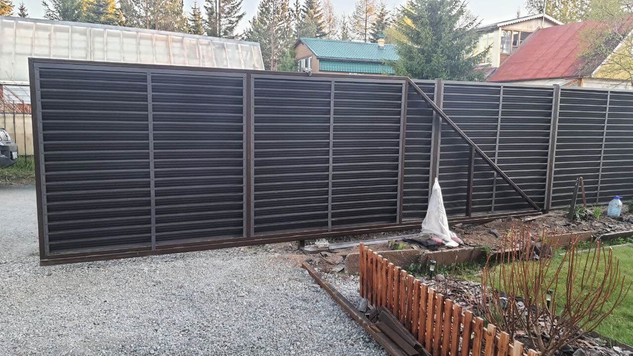 Забор-жалюзи из ламелей ЭКО-Z-US 12м RAL8019/8019 Темный Шоколад двусторонний МАТТЕ фото 3 в Липецке