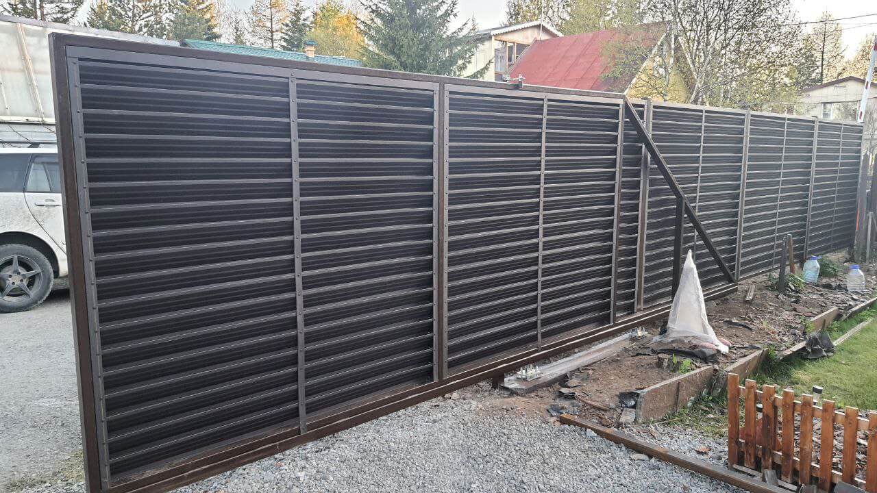 Забор-жалюзи из ламелей ЭКО-Z-US 12м RAL8019/8019 Темный Шоколад двусторонний МАТТЕ фото 1 в Липецке