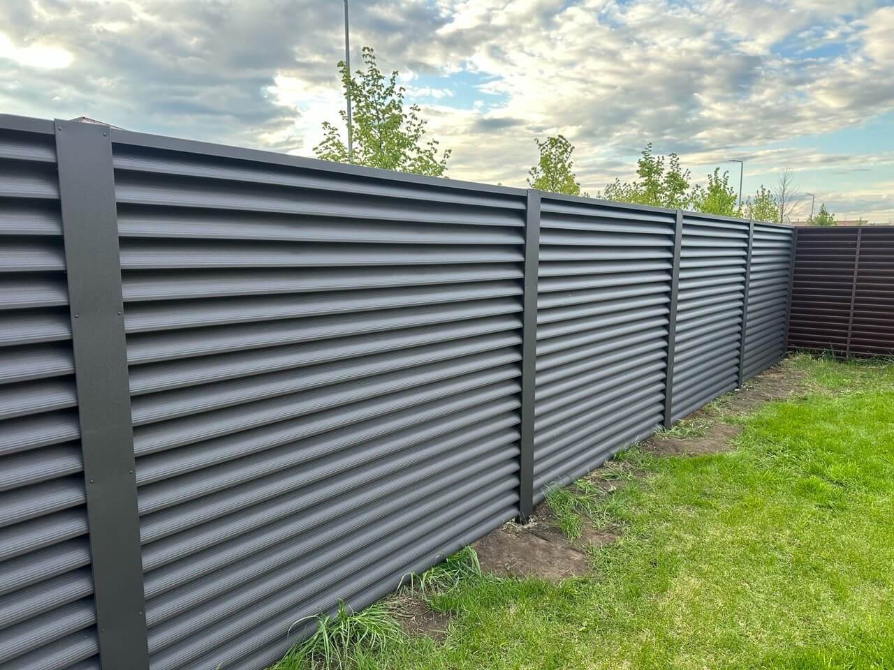 Забор из ламелей еврожалюзи 43м RAL8019/8019 Темный Шоколад двусторонний МАТТЕ фото 1 в Липецке