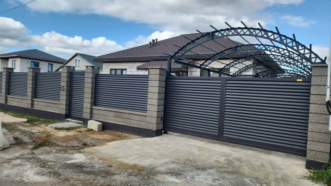 Забор-жалюзи из ламелей Реснички 27м RAL8019/8019 Темный Шоколад двусторонний МАТТЕ фото 2 в Липецке
