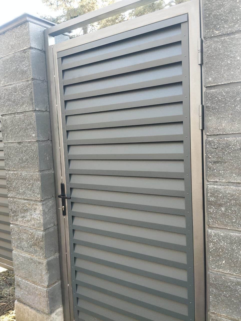 Откатные ворота с калиткой из ламелей Реснички RAL7024/7024 Серый Графит двусторонний МАТТЕ фото 2 в Липецке