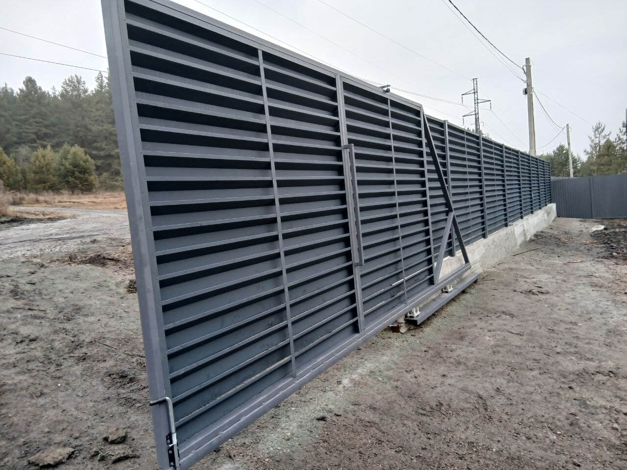 Забор-жалюзи из ламелей Хай-Тек 37м RAL7024/7024 Серый Графит двусторонний МАТТЕ фото 7 в Липецке