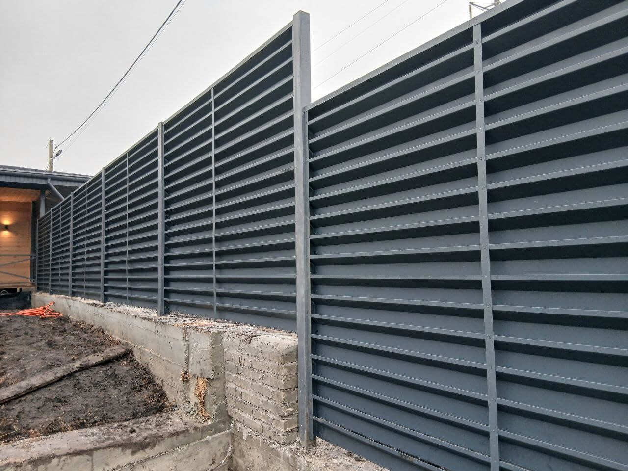 Забор-жалюзи из ламелей Хай-Тек 37м RAL7024/7024 Серый Графит двусторонний МАТТЕ фото 6 в Липецке