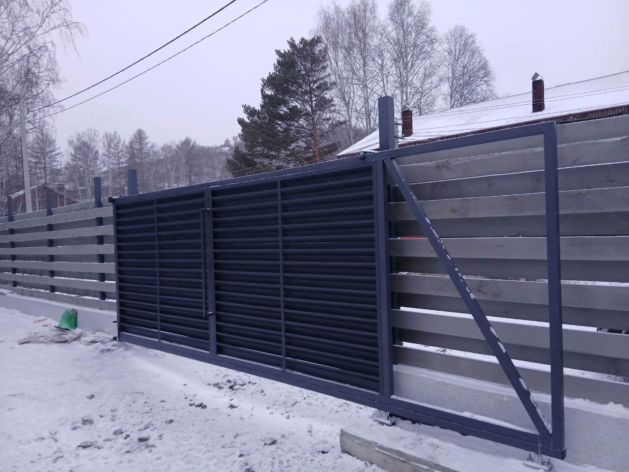Входная группа из ламелей Хай-Тек RAL7024/7024 Серый Графит двусторонний МАТТЕ фото 4 в Липецке
