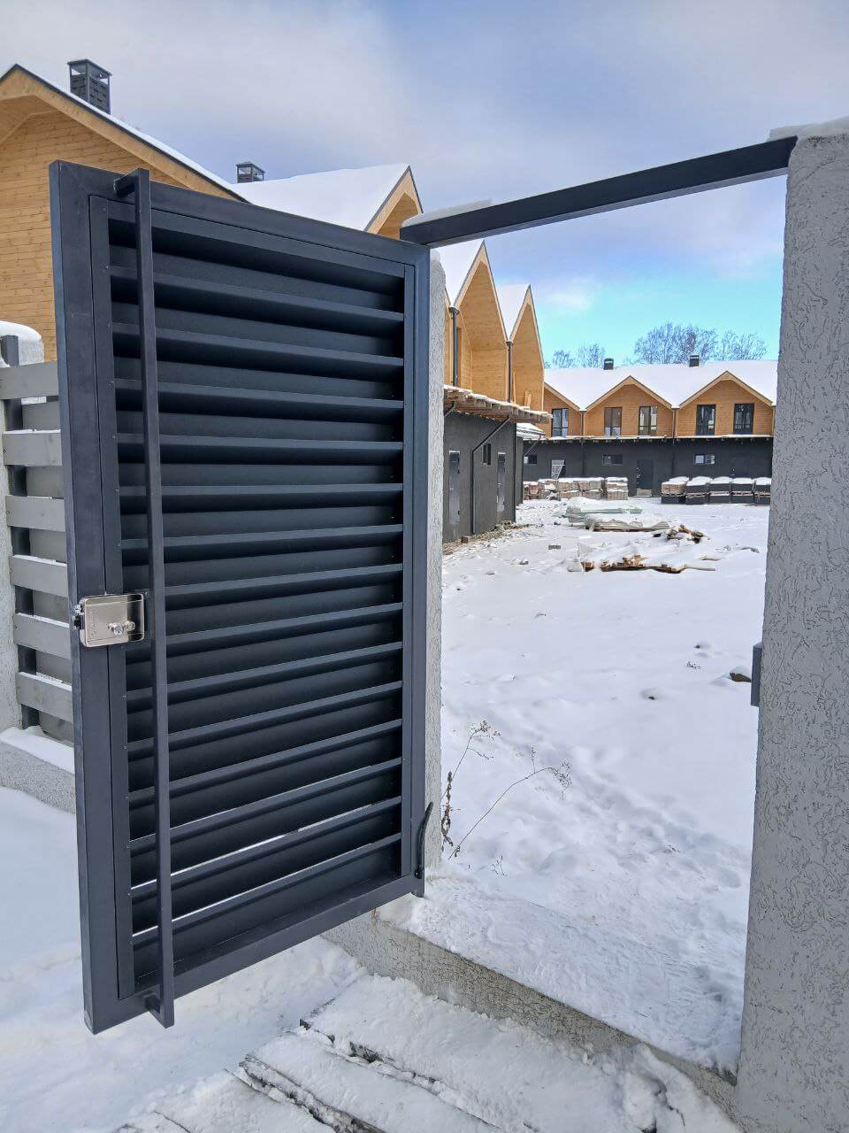 Входная группа из ламелей Хай-Тек RAL7024/7024 Серый Графит двусторонний МАТТЕ фото 21 в Липецке
