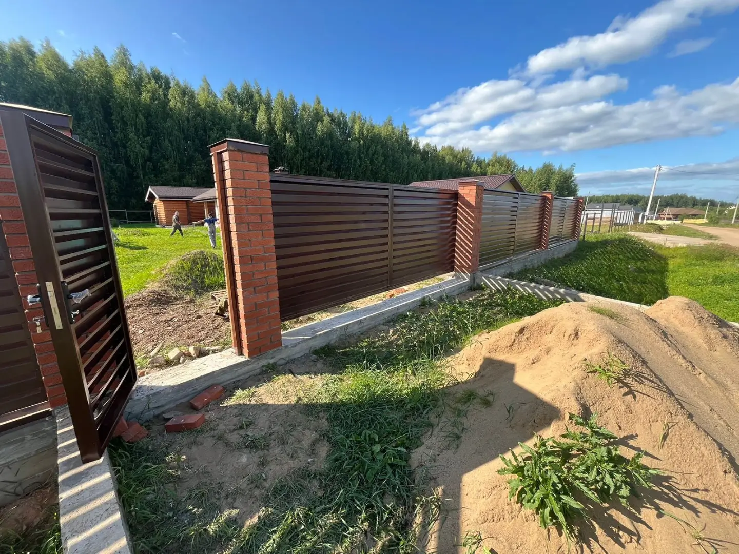 Забор-жалюзи из ламелей Хай-Тек 26м RAL8017/8017 Шоколад двусторонний фото 5 в Липецке
