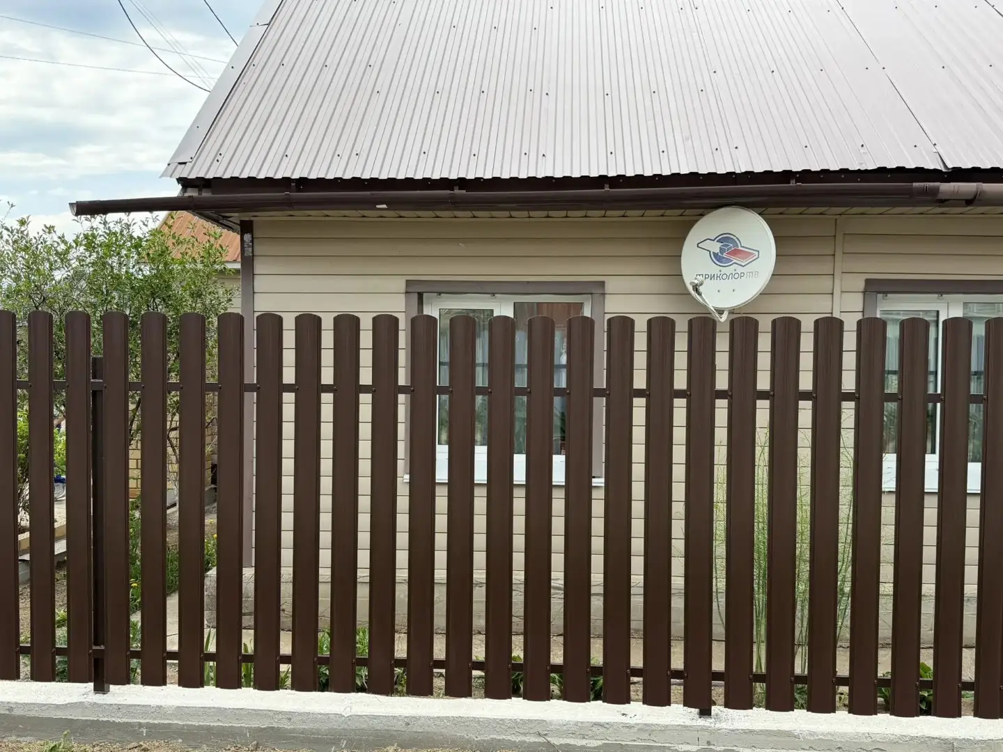 Комбинированный забор из ламелей ЭКО-Z-US и евроштакетника 18м RAL8017 Шоколад МАТТЕ, Полиэстер фото 3 в Липецке
